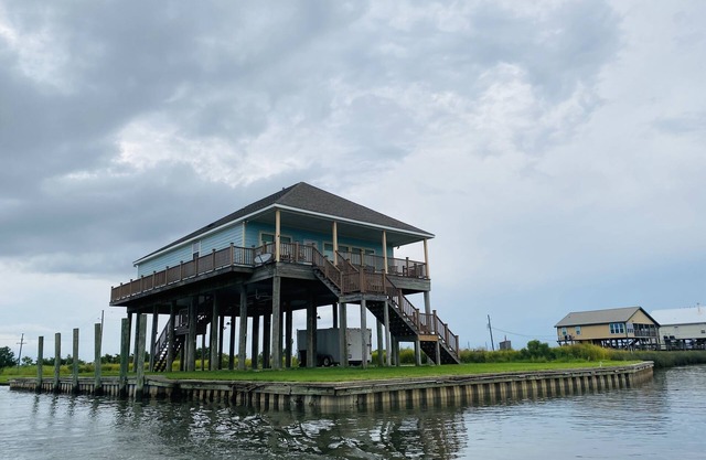Unwind by the Water - property 35 minutes to the French Quarter