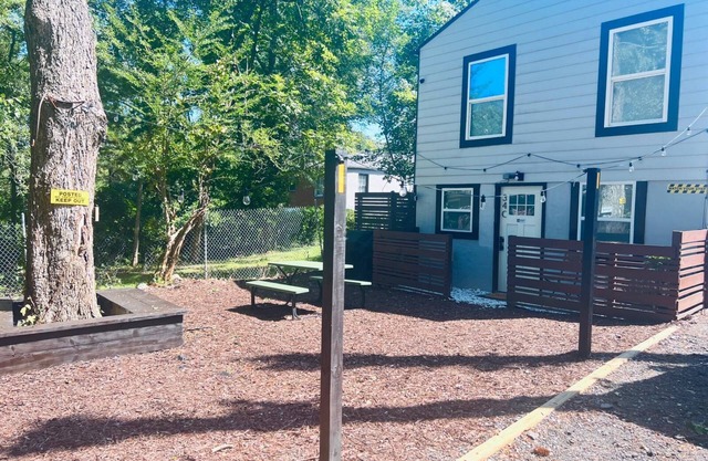 Unwind & Explore! 2BR Retro Bungalow Downtown ATL