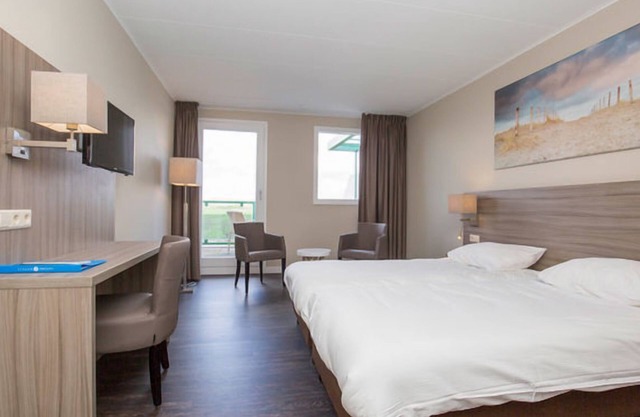 Unwind in Callantsoog | 2 Modern Unit, Steps Away from Golf, Pool & Sea Breeze