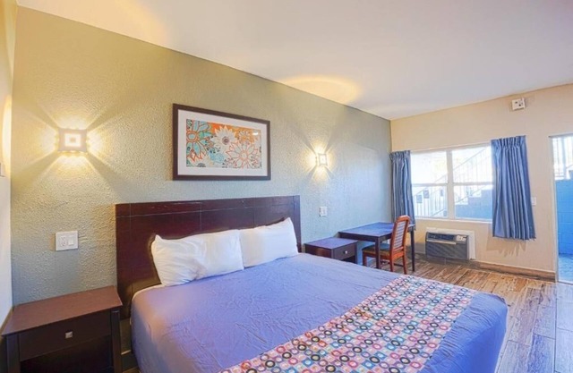 Unwind In Relaxing Room Near American Space Museum With Parking