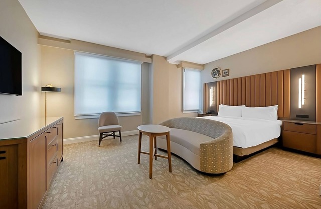 Unwind in Style: Experience Downtown Tampa's Finest Stay! 3 Rooms