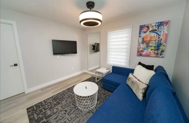 Up and Classy Canadian Suite - Near Attractions