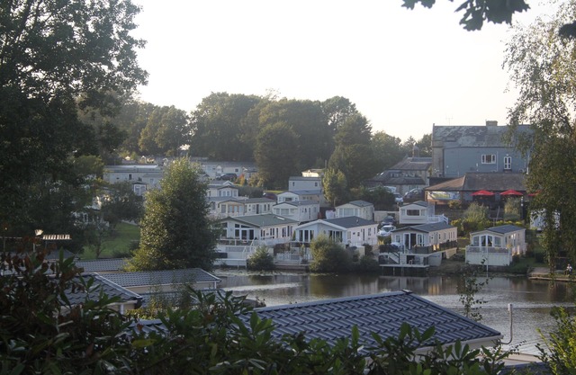 Up on the hill - On a park with a lake (D/F)