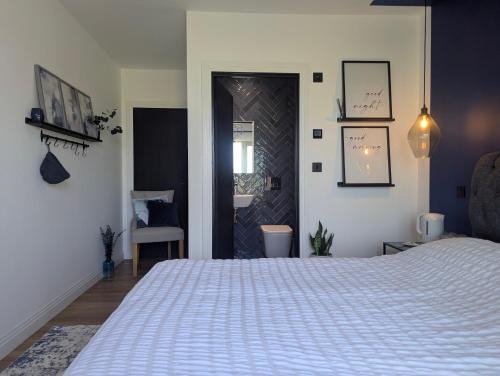 Up Shed - Modern Countryside King-size Ensuite With Own Access