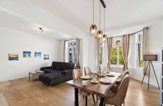 Up to 6 people close to the center