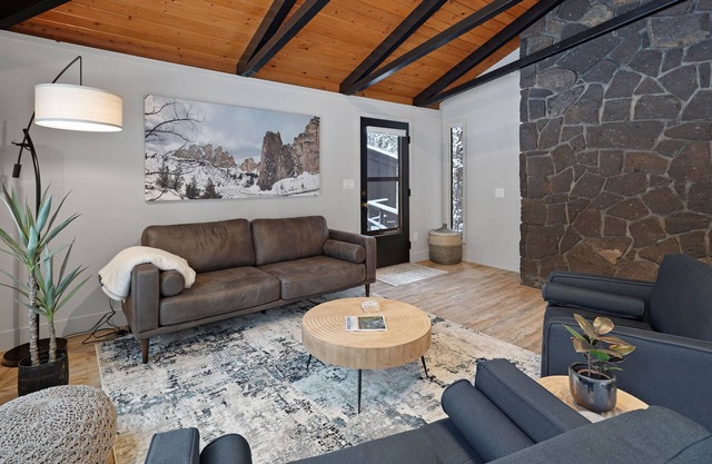 Updated and Classy! Pickleball, SHARC, Fireplace, Backs to Sunriver Forest