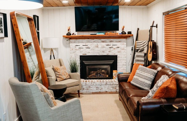 Updated cabin walking distance to both restaurants and amazing hiking trails!