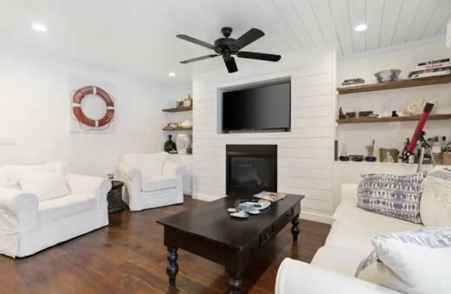 Updated Cabin with Fireplace, Epic Deck, 2 min from ORV trails - Pet Friendly!