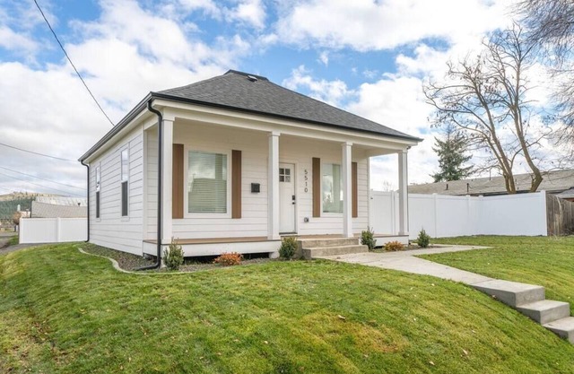 Updated Family Friendly Hillyard Gem NEW HOT TUB!