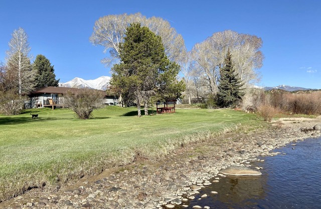Updated, pet friendly on the Arkansas River, private flyfishing & rafting put-in