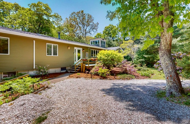 Updated ranch house with amazing deck & yard - 1 mile to the beach