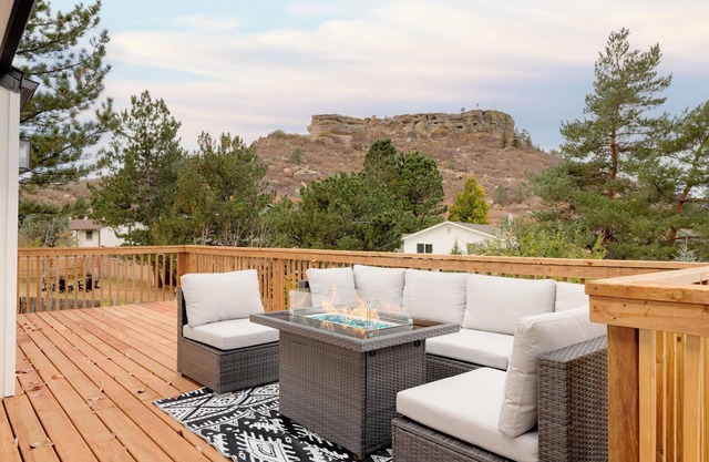 Updated & Spacious 5-bedroom house with Views of the Rock and Mountains