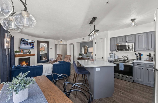 Upgraded 2 Bd 2 Bth Pool, Jacuzzi, mins to the Lake, Park City, East Deer Valley