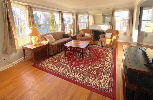 Upgraded 3 Bed Pet Friendly with In-Home Office