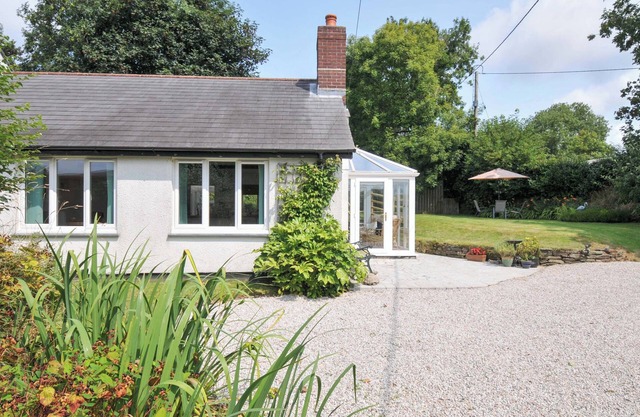 UPPER COURT COTTAGE, pet friendly in Wainhouse Corner