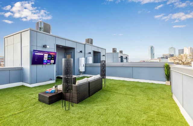Upscale 2BR 4story Condo Downtown Dallas w/Rooftop Terrace & Skyline View