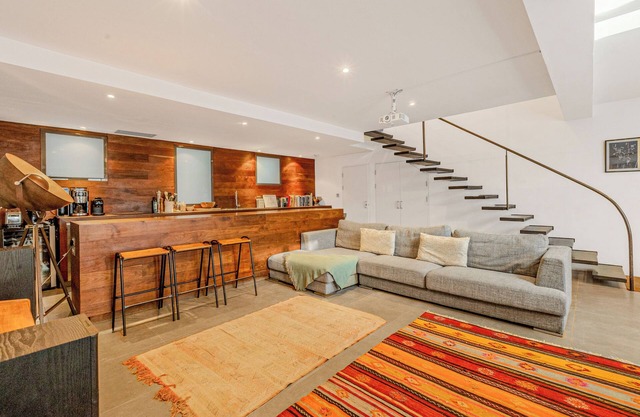 Upscale 2BR Maisonette with Views in Notting Hill