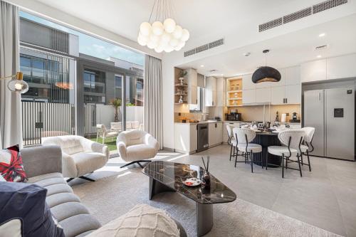 Upscale 4BR Villa, Bali Pool, Resort Escape