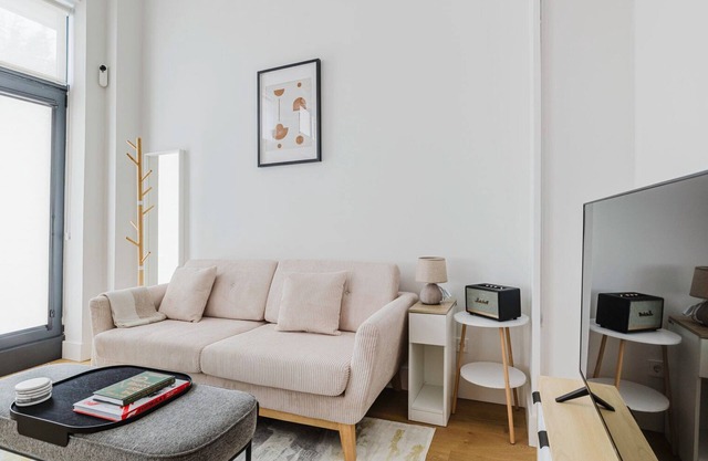 Upscale Colina Studio w/Pool, Doorman, Washer & A/C, by Blueground