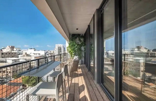 Upscale Furnished 1BR 56 Sqm Balcony Free Parking