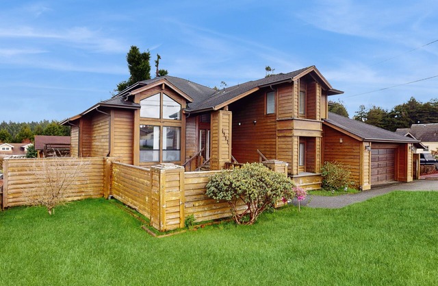 Upscale home near the ocean w/jetted tub, game room, and gas grill
