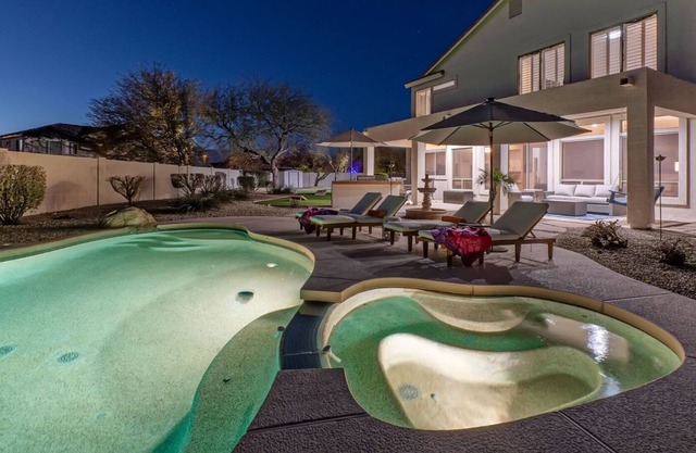Upscale in Mesa: Private Htd SALT WATER Pool, Hot Tub, Ping Pong & Pool Tables, Golf