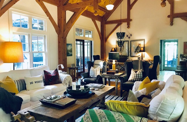 Upscale modern rustic, close to everything-swim-hike-pickleball-canoe-waterfalls