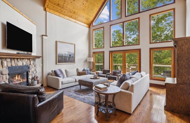 Upscale Spacious Lodge, Mountain Views, Fire Pit, Arcade Games, Yoga Room