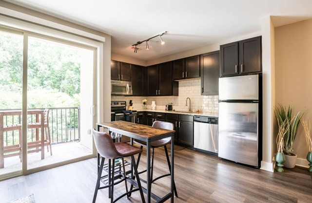 Upscale Studio in Ritzy SouthPark Charlotte/King Bed/Balcony/Free Parking!