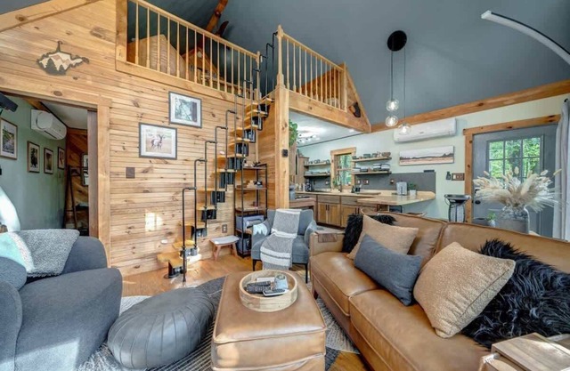 Upscale w Fireplace, Fire Pit, Games in Gated Comm