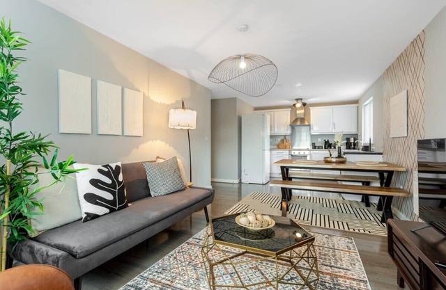 Urban Chic 2-BR Flat Trafford Centre– Free Parking