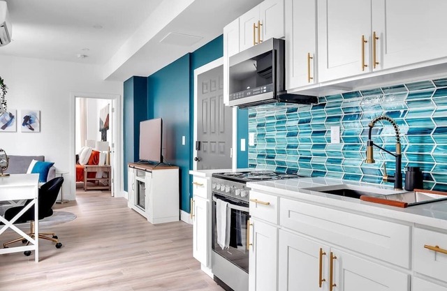 Urban Nest #2 | Bright 1BD Steps From Downtown