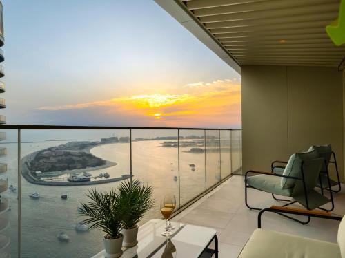 Utra Lux Large 1 BR with Sunset Views and Private Beach