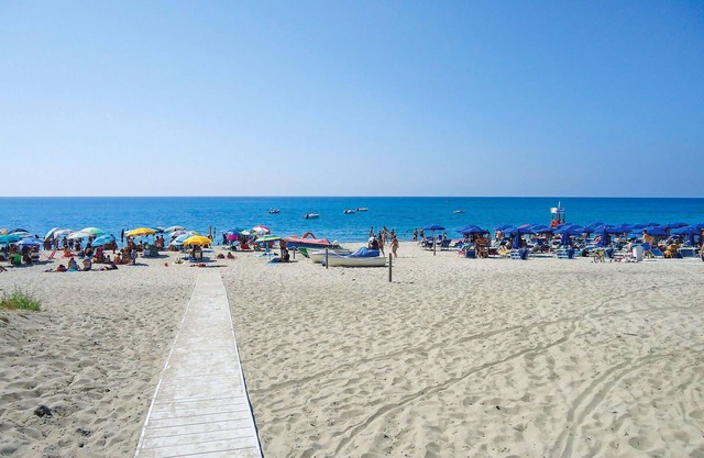 Vacation apartment on the second floor with large communal pool, a few meters from the sea.