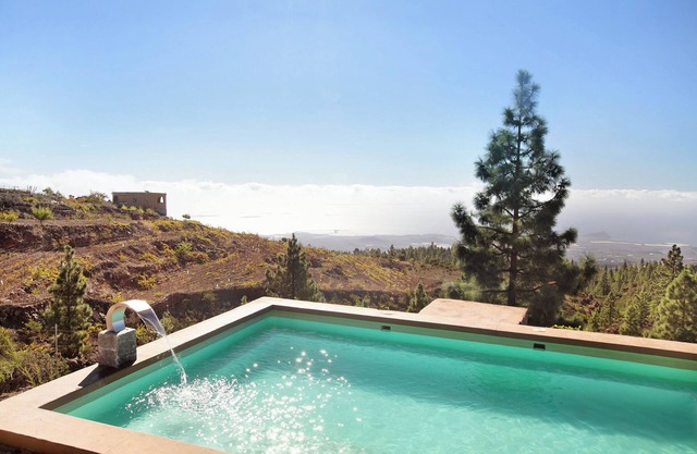 Vacation Home "El Cazador 2" with Sea View, Shared Pool & Wi-Fi