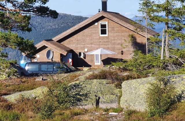 Vacation hut with a wonderful view, close to the cross-country ski trail/lift. Dogs welcome.