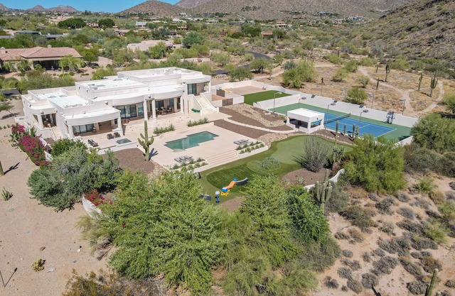Vacation in Resort Style!: Pool, Hot Tub