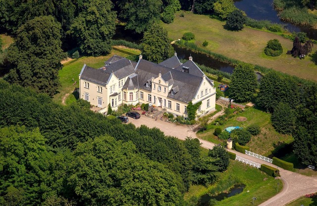 Vacation rental mansion apartment (5 pers.) - FerienGut Dalwitz manor house