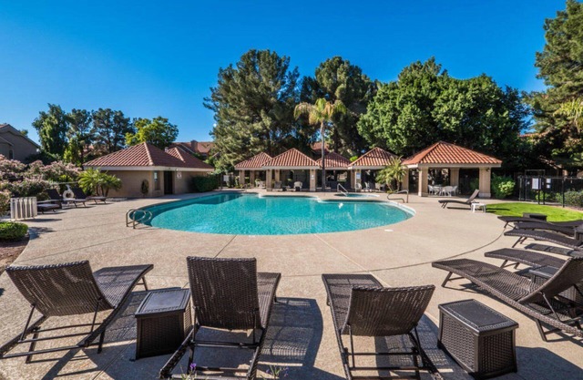 Val Vista Lakes 2 bedroom plus loft condo, Beach Club Access with Tennis