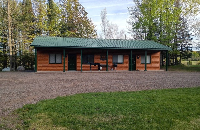 Valhalla Trailblazer Heaven Trail Side 2-bedroom North of Washburn with WiFi, AC