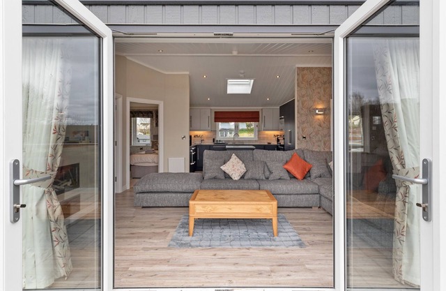 Valley View - Luxury Lodge, Hot Tub, Walk to Beach