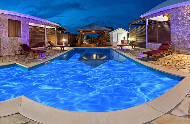 Vanilla bungalow, swimming pool, 3Km from the beach