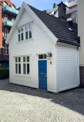 Varmt og hjemmekoselig Bergenshus med 2 leiligheter - i rolig smau i hjertet av Bergen