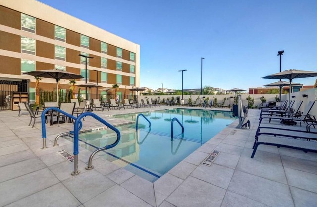 Vegas Comfort! Free Breakfast, Kitchen, Outdoor Pool, Pet-friendly!