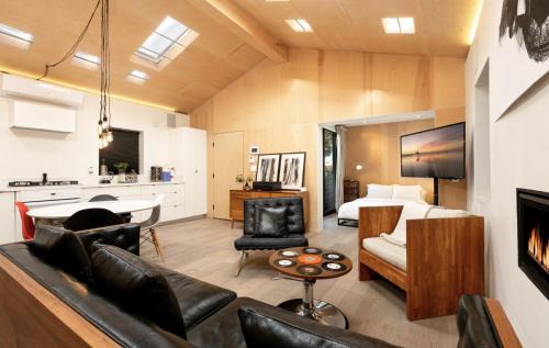 Venice Beach Bungalow by ArtSpace Locations