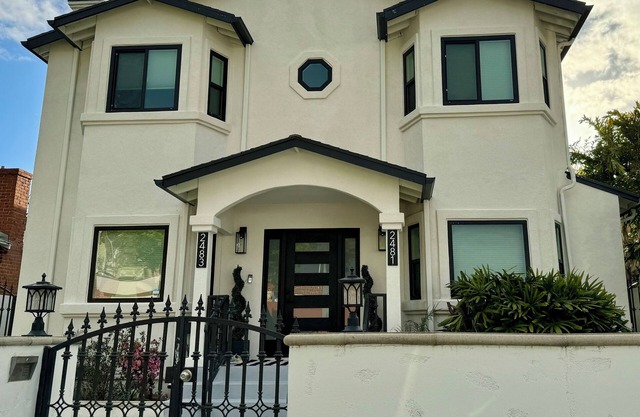 Venice spacious 6 bedroom 4 bathroom house with a huge backyard