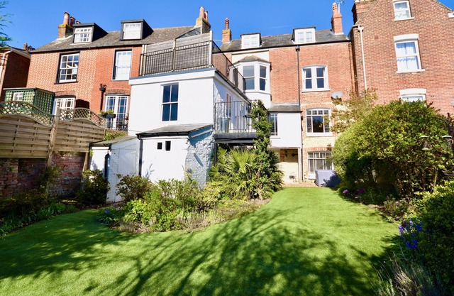 Vernon House Sleeps 8 in Old Cowes