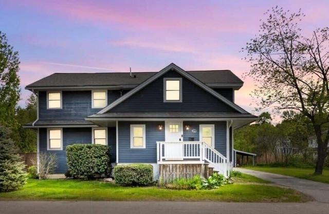 Versailles House | Work From Home | Fenced in Yard