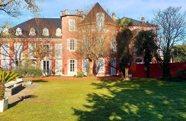 VERY CLOSE TO PAU, COMFORTABLE HOUSE WITH PRIVATE POOL