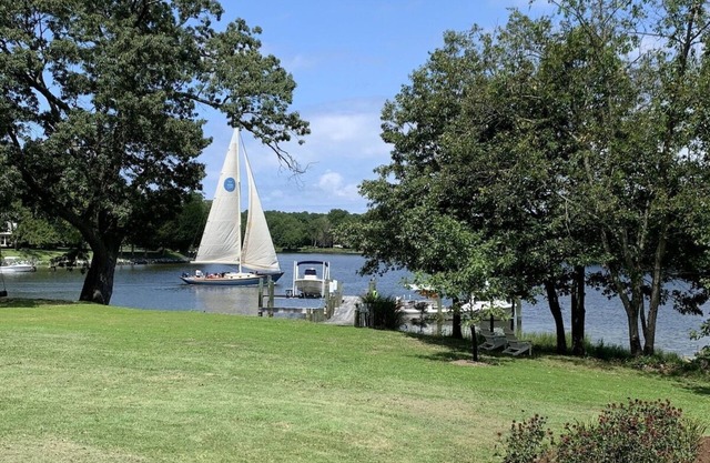 Very cosy and nicely appointed Waterfront Cottage with gorgeous views